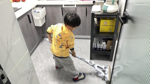 【生命迈幼·校园新闻】萌娃齐上阵，劳动不止步_html_7f74df58.jpg