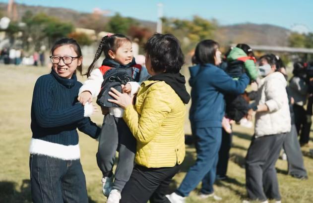 【生命迈幼&middot;花样童年】——迈幼嘉誉山分园秋游新闻稿_html_6ad322f7.jpg