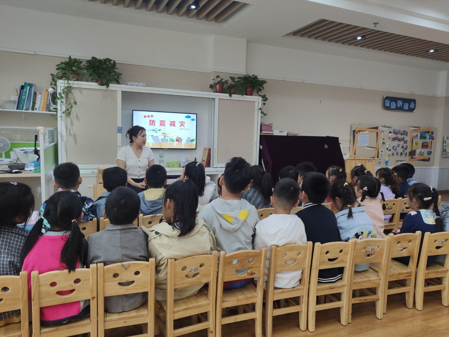 防震疏散演习改_html_4155aa8f.jpg