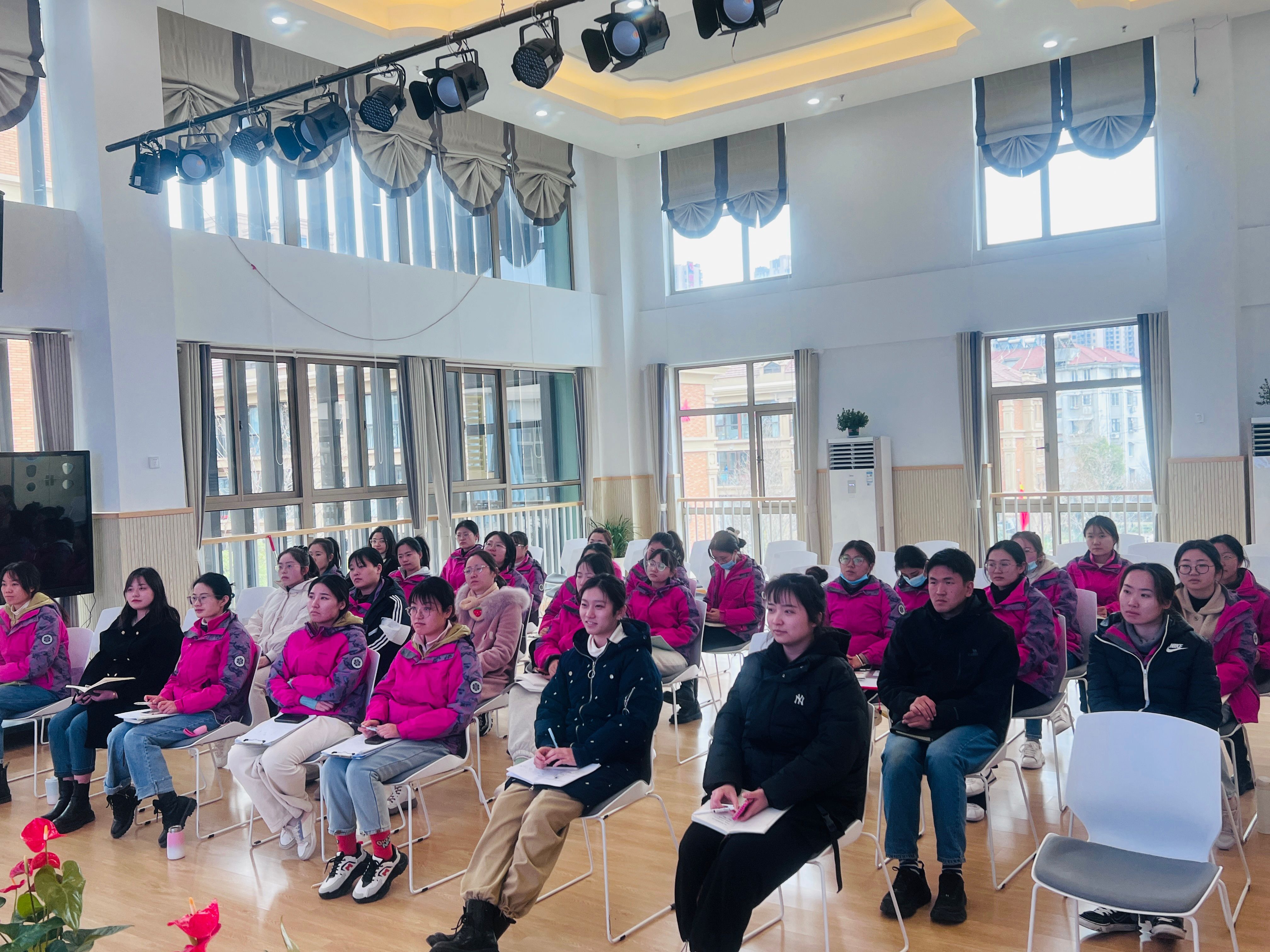 【生命迈幼·党工共建】学习最美教师 弘扬优良师德_html_5ed131a6.jpg
