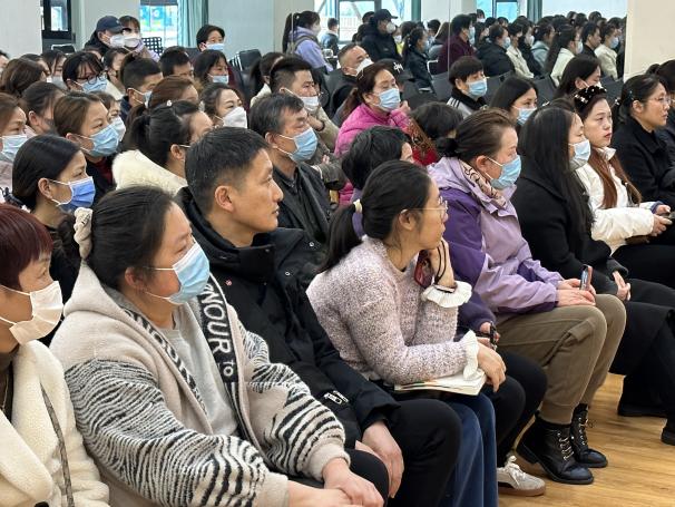家长学校报道_html_2fbfb863.jpg