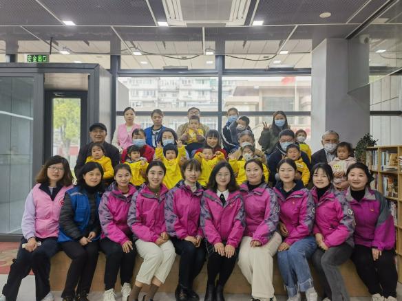 迈皋桥幼儿园嘉誉山分园党小组开展党建进社区活动_html_3e6a48e1.jpg