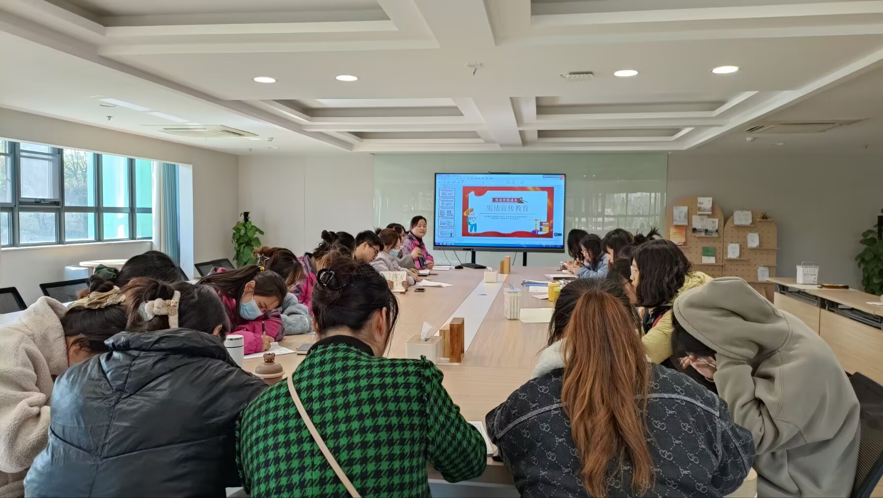 【生命迈幼•校园新闻】学法知法  萌娃先行—记迈幼嘉誉山分园宪法周活动_html_2ac6ec45.jpg