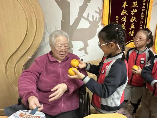 【生命迈幼&middot;校园新闻】童心敬老 情暖重阳_html_59dda9da.jpg