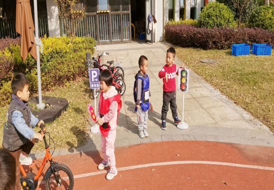 2021-11-18【生命迈幼&middot;教学动态】以“游”为本，“戏”悦童年_html_m5cfe4722.jpg