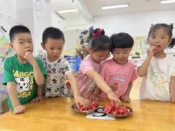 2023.6.21【生活燕幼·园区动态】燕幼中心园：夏至已至 美好始长——中一班夏至节气活动_html_4c68a108.jpg