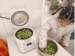 20250103【生活燕幼·园区动态】“节气食光里，共育润童行”——舌尖上的节气之小寒_html_2662dc4.png