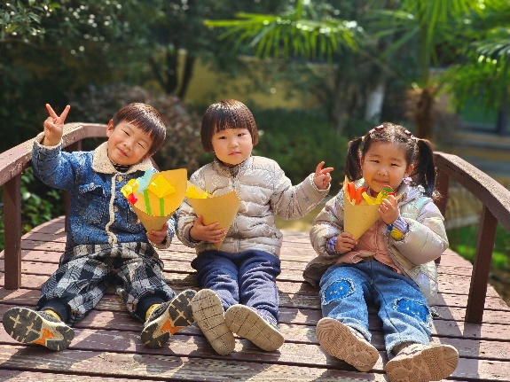 20240308【生活燕幼·园区动态】新城分园：阳春三月，感恩有你——三八妇女节活动_html_m4b6f5e9d.jpg