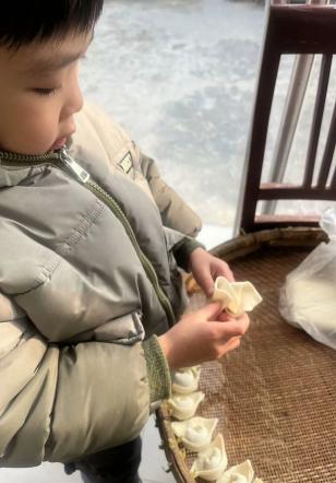 20240220【生活燕幼·园区动态】“新年齐动手，劳动乐无穷”——幼儿寒假日常生活劳动实践活动_html_53b84cac.jpg