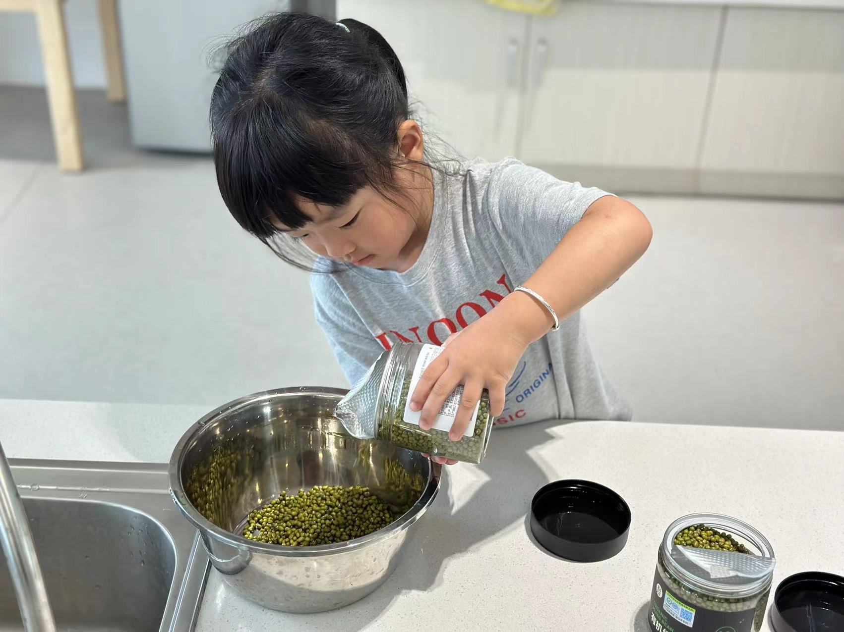 20230606【生活燕幼·园区动态】燕鸣苑分园：风吹麦浪 蝉鸣夏忙——舌尖上的节气之芒种_html_10e71934.jpg