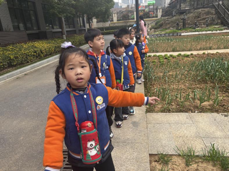 20250310【生活燕幼&middot;园区动态】新城分园：“趣”当小学生 衔接促成长 —— 大班年级组走进小学活动_html_608c4562.jpg