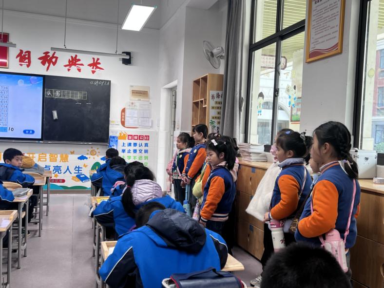 20250310【生活燕幼&middot;园区动态】新城分园：“趣”当小学生 衔接促成长 —— 大班年级组走进小学活动_html_60270e1c.jpg