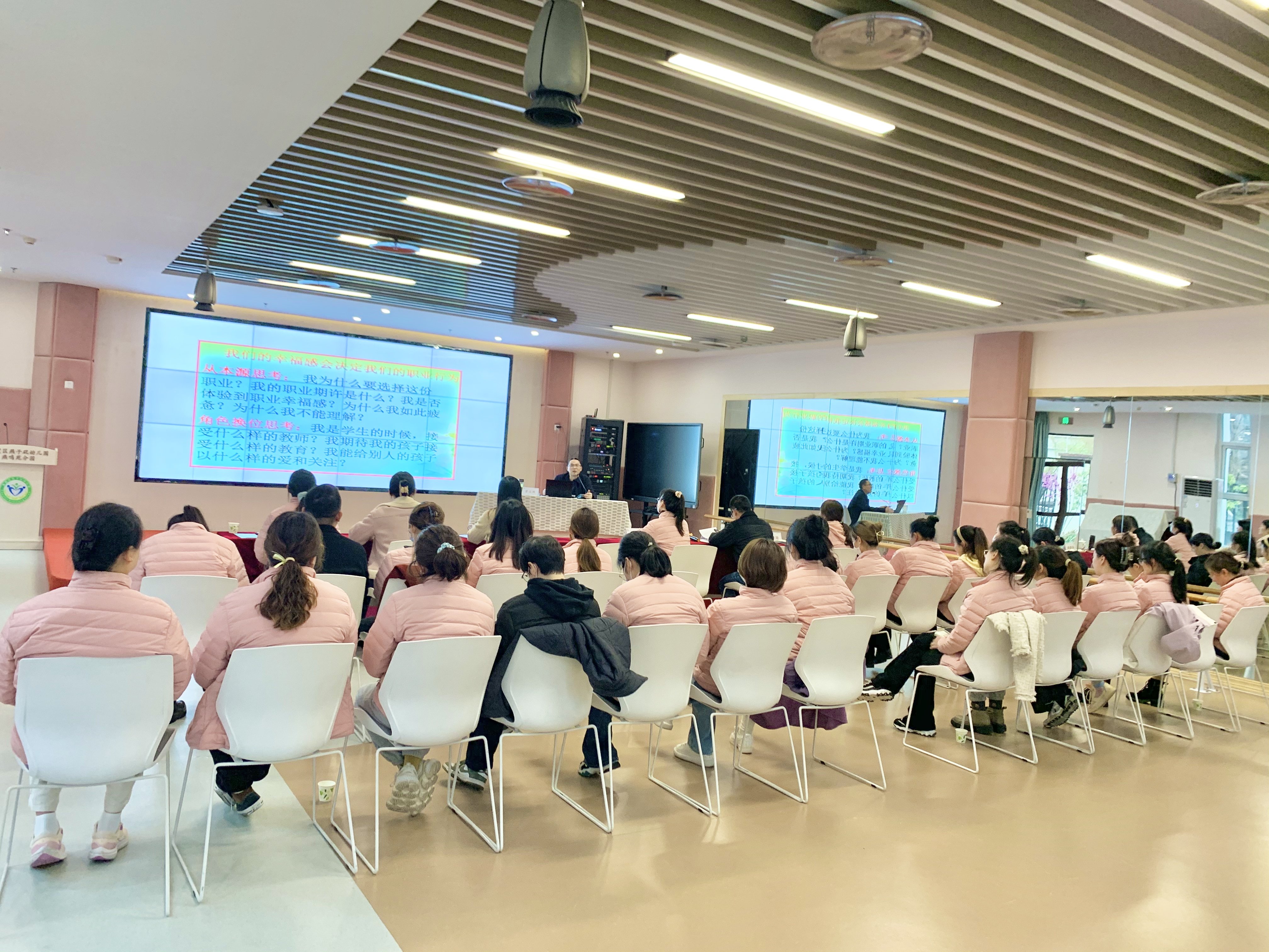 20240325【生活燕幼·党支部动态】“立足岗位做贡献，躬耕燕幼促发展”——燕子矶幼儿园党员冬训微党课活动_html_76266b3c.jpg