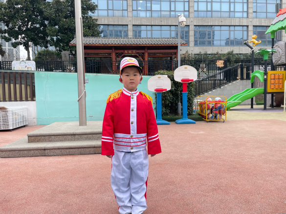 20250310【生活燕幼&middot;园区动态】新城分园：小小升旗手，快乐伴我行——中二班升旗仪式_html_161fa0d3.png