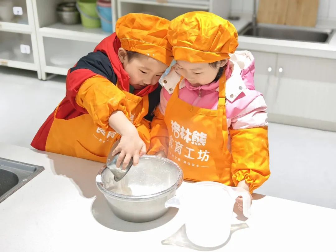 20250304【生活燕幼·园区动态】燕鸣苑分园：“蛰逢春动，饼香悦节”——舌尖上的节气之惊蛰_html_50c1983a.jpg