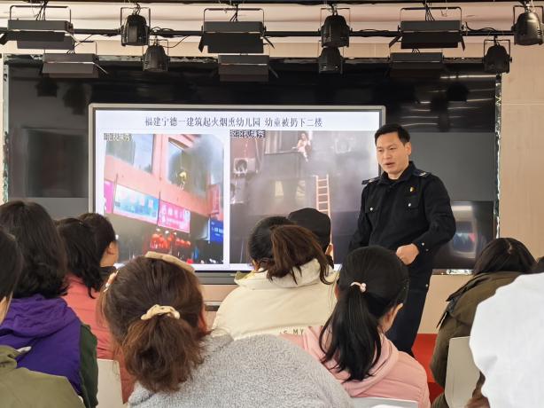 20250306【生活燕幼·安全第一】燕鸣苑分园：“安全无小事，防范于未然”——幼儿园消防安全培训及疏散演练_html_23e4ee61.jpg