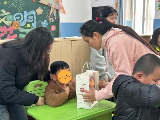 20250311【生活燕幼·党支部动态】“弘扬雷锋时代精神，凝聚行知先锋力量”——燕幼党员教师志愿者活动_html_a768ea4.jpg
