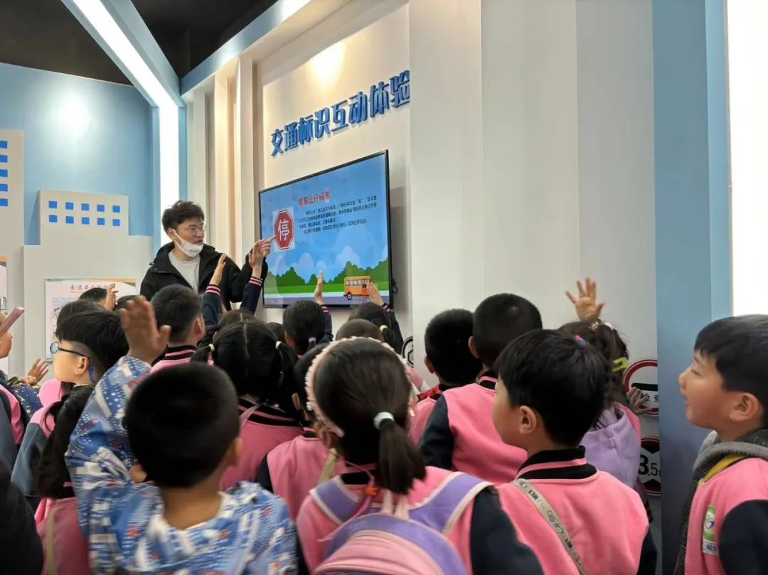 【生活燕幼·园区动态】下庙分园：“大班萌娃探小学，开启人生新篇章”——记幼儿园大班进小学体验活动(1)_html_2eedc3ea.jpg