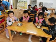 祥和园大班年级组清明项目活动新闻稿_html_5a3fc936.jpg
