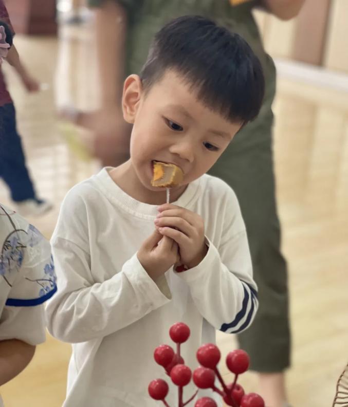 【生活燕幼·园区动态】下庙分园：“燕衔双节  庙趣横生”——双节同庆游园活动(1)_html_m5870583a.jpg