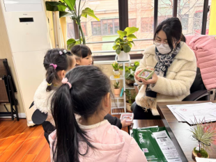(已瘦身)20250414【生活燕幼·年级组动态】新城分园：“春天不是读书天，行知路上乐实践”——小桃子研学活动_html_m21bc7b3e.png