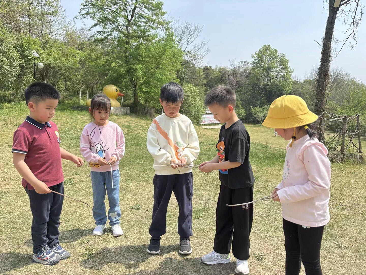 20250408【生活燕幼·园区动态】下庙分园：“相约春天里，不负好时光”——幼儿春日游学活动_html_m6ecae653.jpg