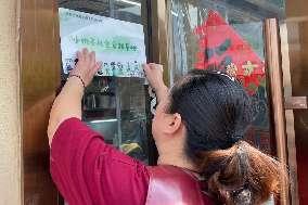 20250430【生活燕幼·园区动态】中心园： “快乐打工记” ——劳动节职业体验活动_html_7f4445ba.jpg