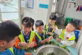 20250430【生活燕幼·园区动态】中心园： “快乐打工记” ——劳动节职业体验活动_html_87209f0.jpg