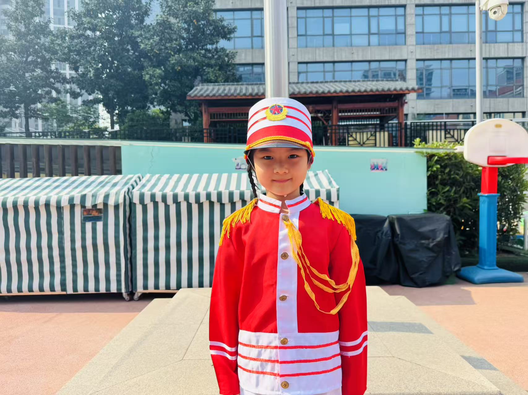 20250428【生活燕幼·园区动态】新城分园——我是小小升旗手大五班升旗活动_html_m1a5cf4cc.jpg
