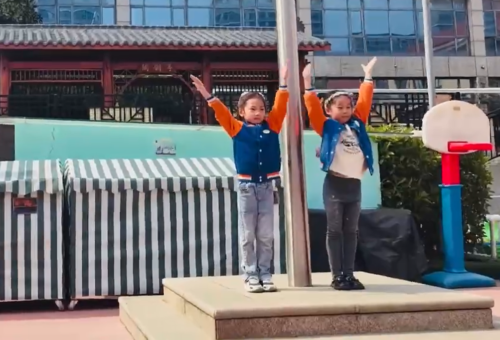 20250428【生活燕幼·园区动态】新城分园——我是小小升旗手大五班升旗活动_html_mf020082.png