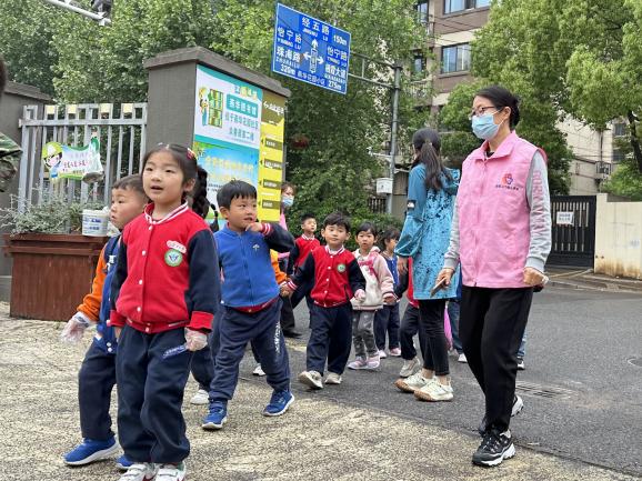 2023.5.6【生活燕幼∙园区动态】新城分园：垃圾不落地，社区更美丽—中五班、小一班社区活动_html_29635680.jpg