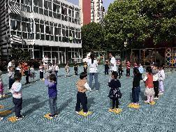 【生活燕幼·年级组动态】燕幼中心园：“快乐体智能，健康好体魄”---中班年级组社区活动_html_2b9d920e.jpg