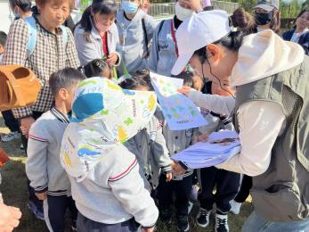 20241030 【生活燕幼·园区动态】燕鸣苑分园：“邂逅秋色，一起‘趣’秋游”——亲子秋游活动_html_7637ba23.jpg