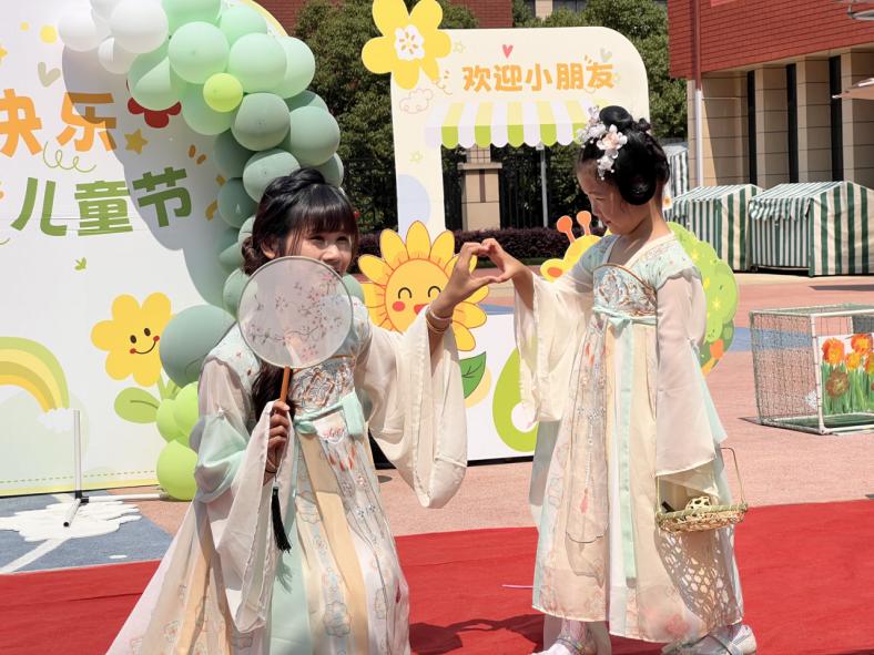 20250530【生活燕幼·园区动态】新城分园：新城分园：“粽”享端午 童趣六一——小班年级组端午六一同庆活动_html_4ebe1a9b.jpg
