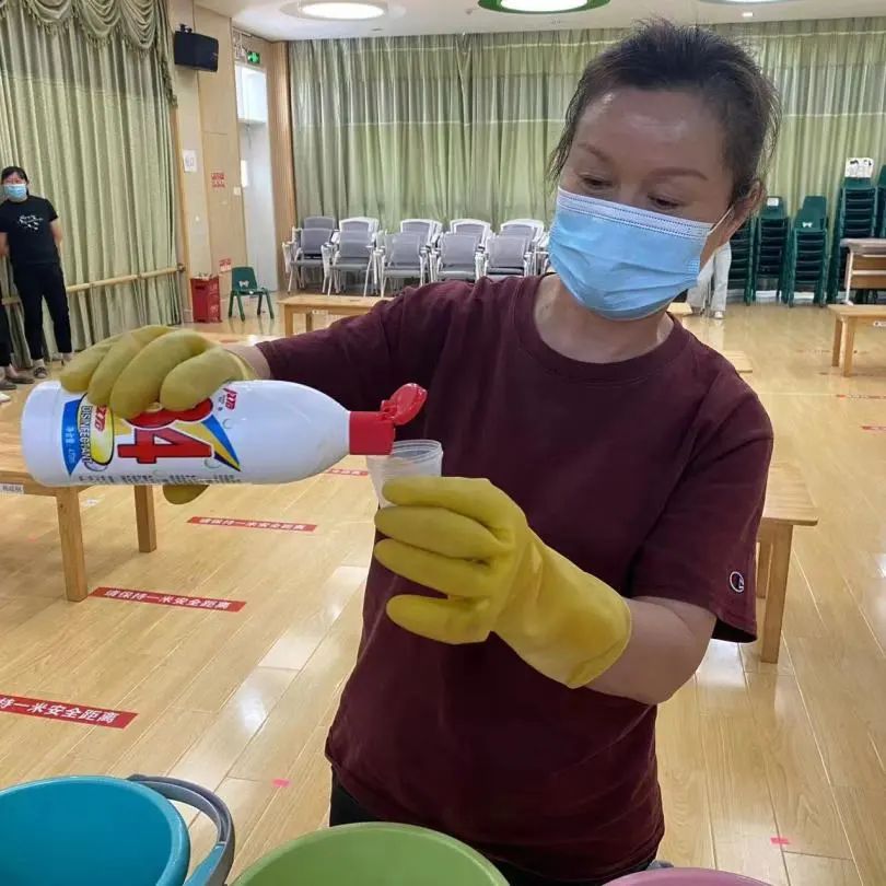 20220609  【安全第一】下庙园区：“扎实消毒技能，共促保教成长”——保育老师桌面消毒比赛活动_html_m7110be46.jpg
