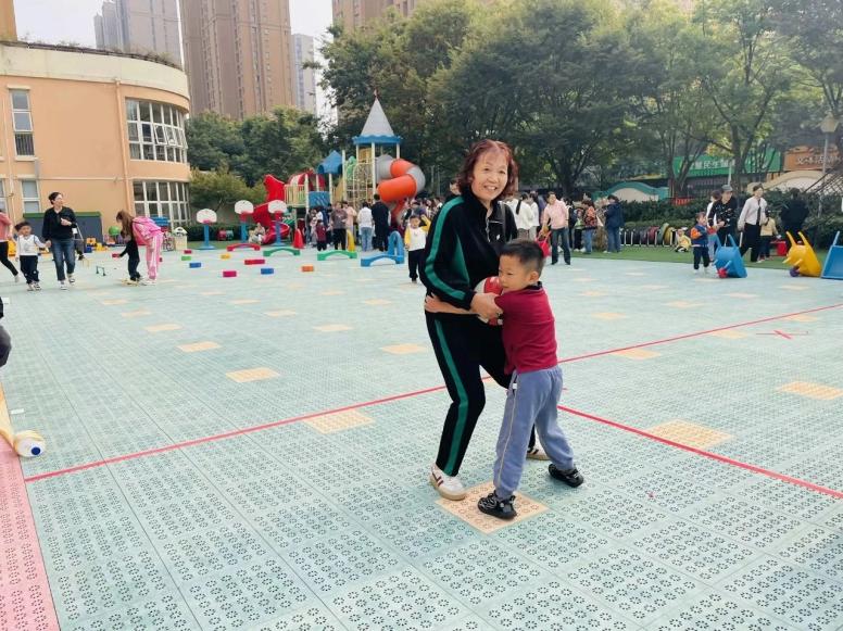 【生活燕幼·年级组动态】下庙分园：“大手牵小手，一起来运动”——中班半日开放暨亲子运动会活动_html_m37ff4e18.jpg