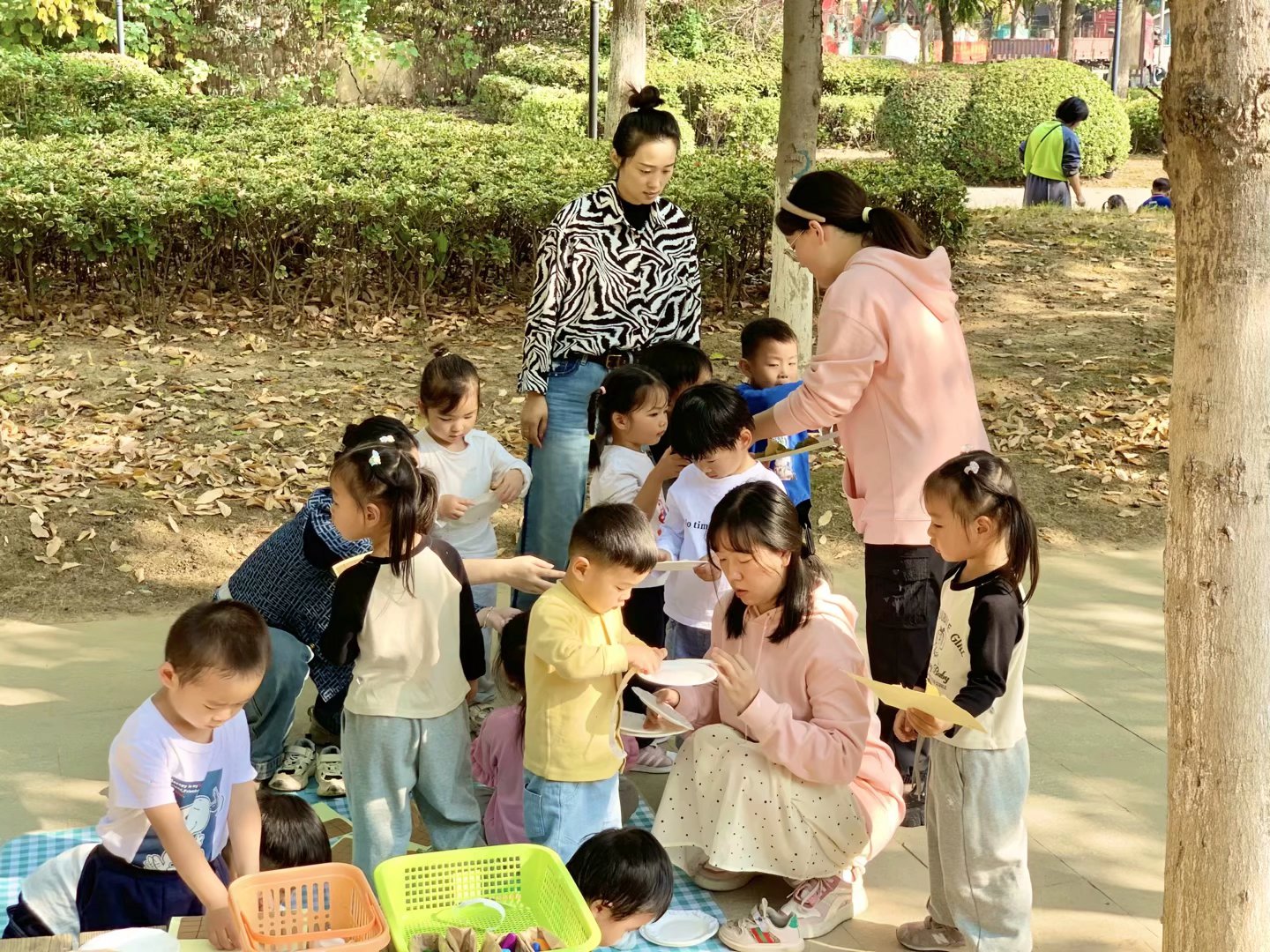【生活燕幼·年级组动态】下庙分园：“走进公园，收集秋意”——小班组社区活动(1)_html_21d48158.jpg