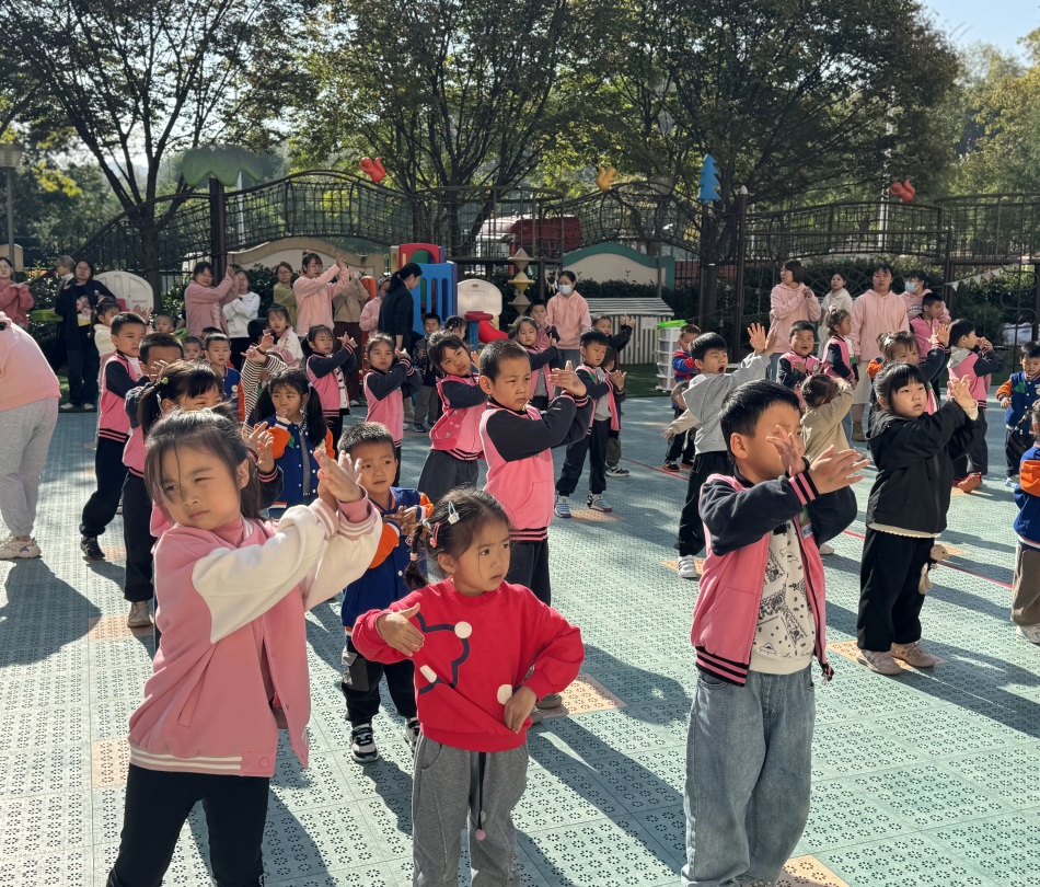 【生活燕幼·园区动态】下庙分园：“大手拉小手，运动迎园庆”——大带小运动会_html_m662b8dd7.jpg