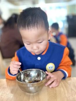 20231108  【生活燕幼·园区动态】“秋韵正浓时，悄然迎立冬”——舌尖上的节气之立冬_html_6df8d5e2.jpg
