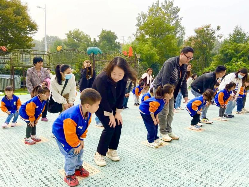 【生活燕幼·年级组动态】下庙分园：“大手牵小手，一起来运动”——中班半日开放暨亲子运动会活动_html_153a4c8b.jpg