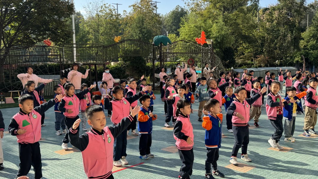 【生活燕幼·园区动态】下庙分园：“大手拉小手，运动迎园庆”——大带小运动会_html_2d3796e8.jpg