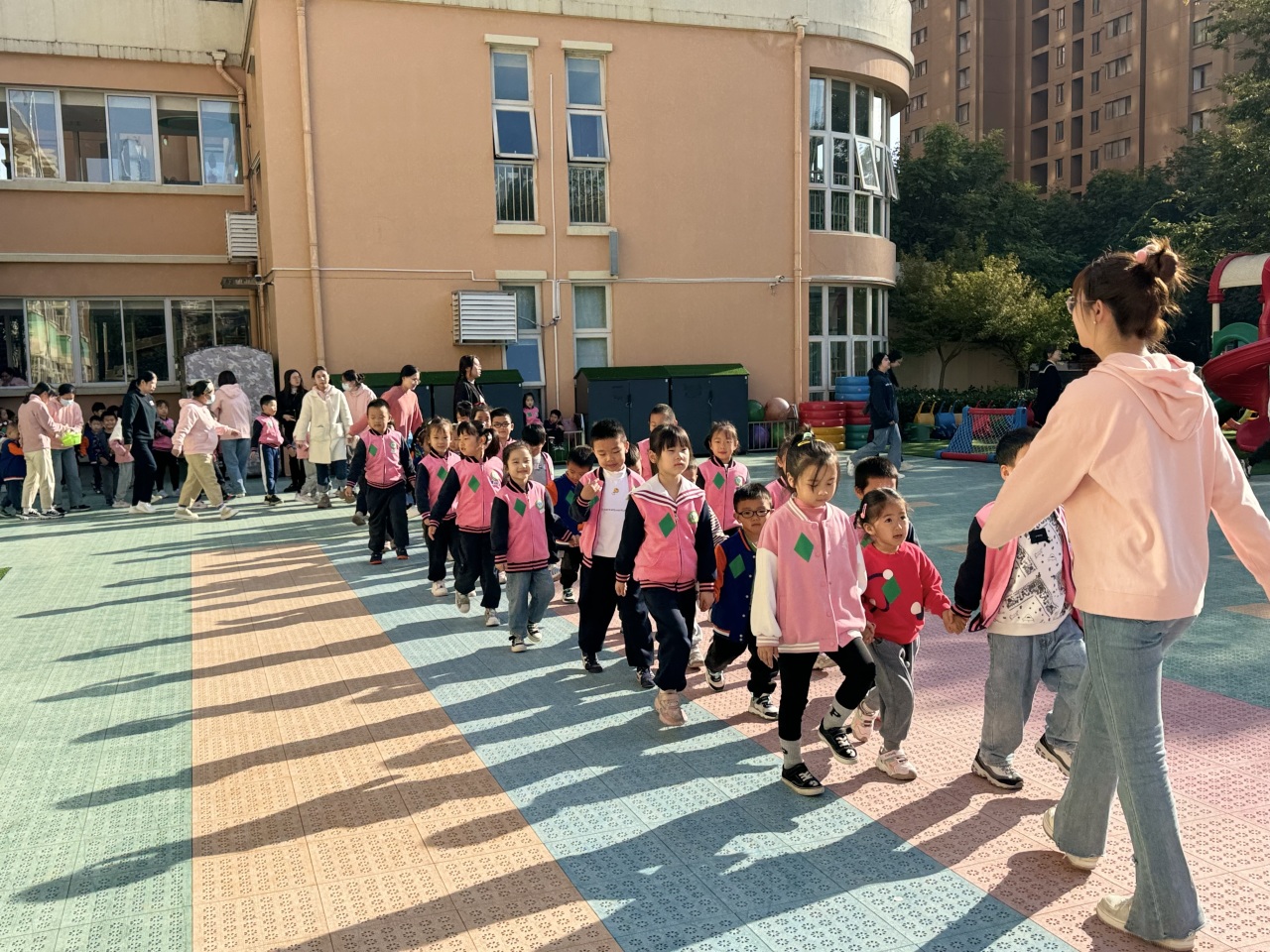 【生活燕幼·园区动态】下庙分园：“大手拉小手，运动迎园庆”——大带小运动会_html_m55fb2bd4.jpg