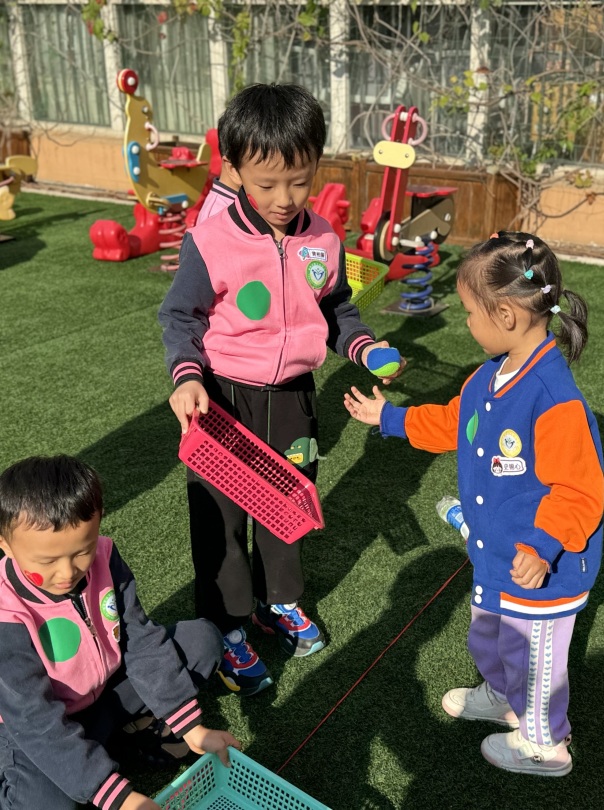 【生活燕幼·园区动态】下庙分园：“大手拉小手，运动迎园庆”——大带小运动会_html_3f005e22.jpg