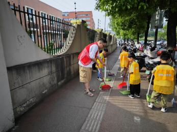 20250528【生活燕幼】“以爱驱碍，让爱启航”——燕子矶幼儿园助残月活动_html_m713e214d.jpg