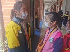 【生活燕幼·年级组动态】燕幼中心园“小学初体验，衔接零距离”——大班社区活动参观小学_html_1690ca15.jpg