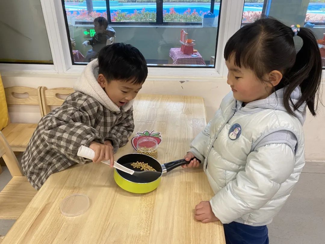 20230328【生活燕幼·园区动态】燕鸣苑分园：趣探惊蛰 万物新生——记小二班惊蛰节气活动_html_m4fab460a.jpg