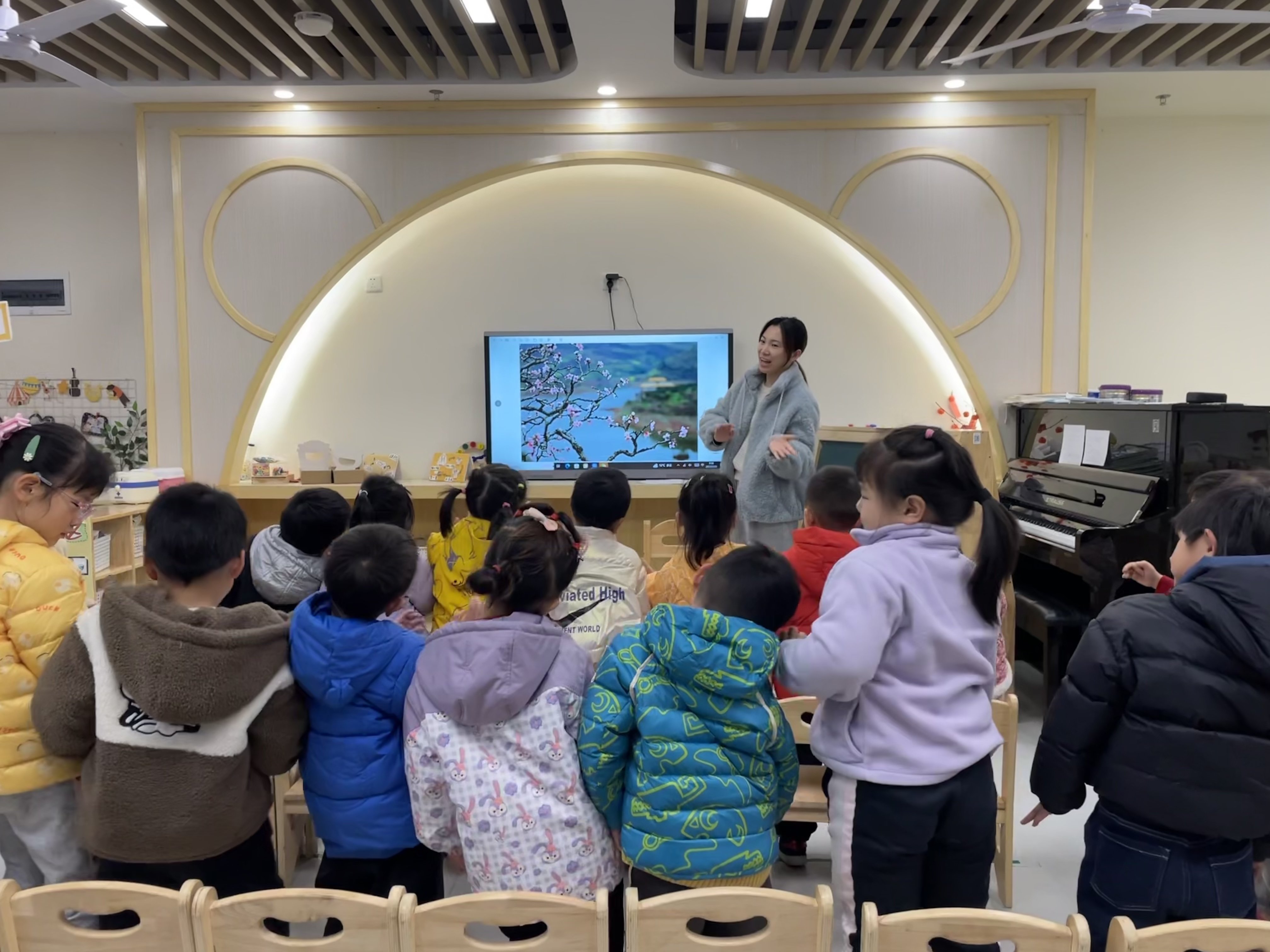 20230324【生活燕幼·教研组动态】燕鸣苑分园：绘色彩之美 研童心之趣——美术教研组集体教学观摩研讨活动_html_m6696468e.jpg
