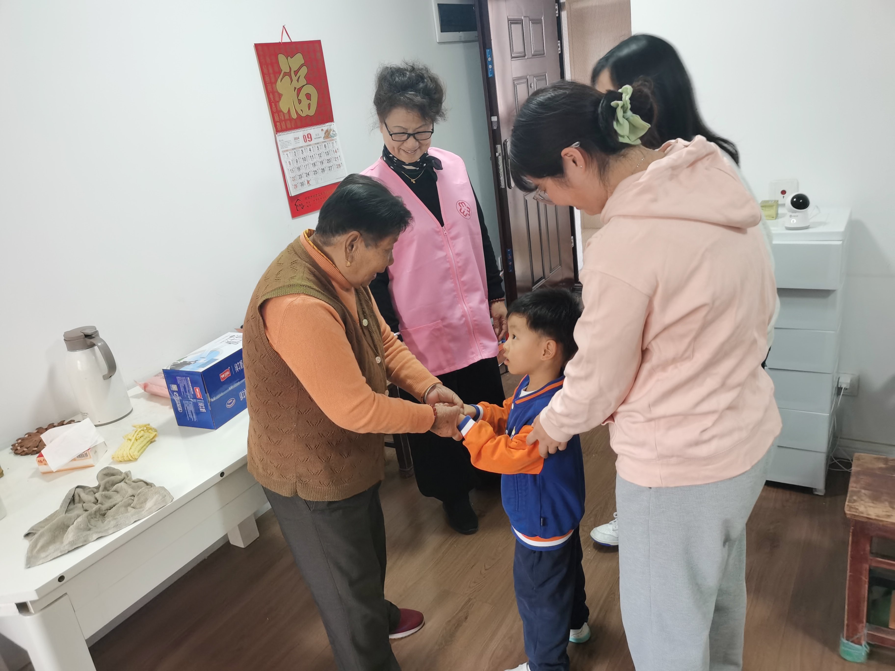 20241010【生活燕幼&middot;园区动态】“九九重阳 童心牵挂”——重阳节活动_html_m398e3bd4.jpg