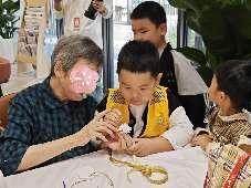20241008【生活燕幼·班级动态】中心园：“孝润童心，爱满重阳”——重阳节活动_html_76ab3ad4.jpg
