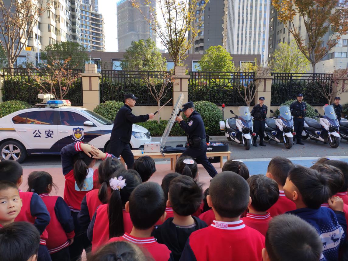 20201112新城警车进校园_html_m78b55fa2.jpg